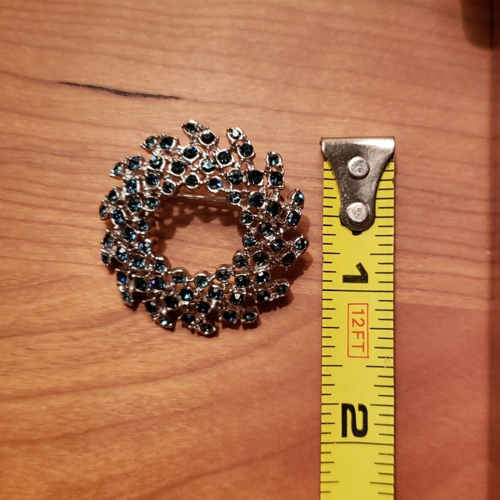 Blue Stone Wreath-shaped Pin